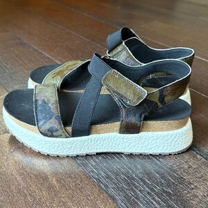 OTBT Sierra Green Black Camo Calf Hair Sandals Slingback Platform Size 6 womens